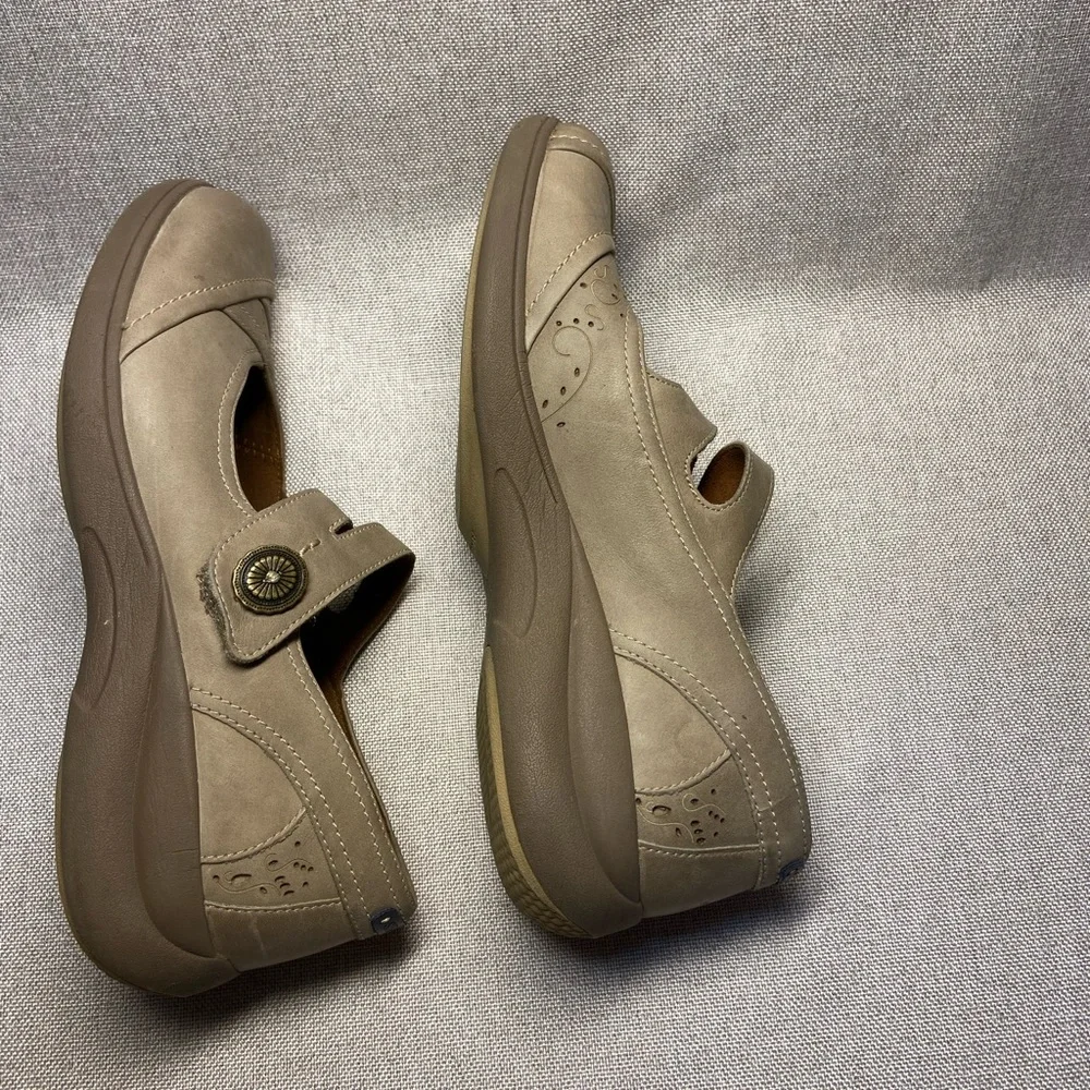 Aravon by New Balance Women's Taupe Nubuck  Shoes Size 7B